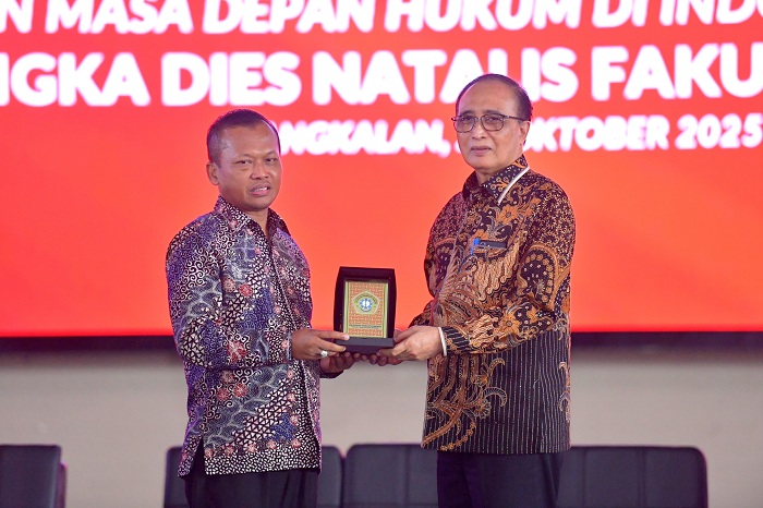 BERSINERGI: Rektor UTM Prof Safi menyerahkan piagam penghargaan kepada Ketua Mahkamah Agung Republik Indonesia Prof H Sunarto. (FH UTM UNTUK JPRM)