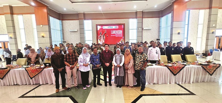 MAJU PESAT: Rektor UTM dan jajaran dosen FH UTM berfoto bersama dengan Prof Dewa Gede Sudika Mangku. (FH UTM UNTUK JPRM)