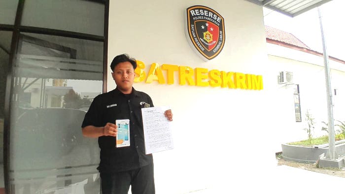 KECEWA: Ibrahim, warga Tamberu Timur, Kecamatan Sokobanah, Sampang, menunjukkan bukti laporan dan dusbuk HP miliknya di Polres Pamekasan, Minggu (14/12). (M. KHOLIL RAMLI/JPRM)