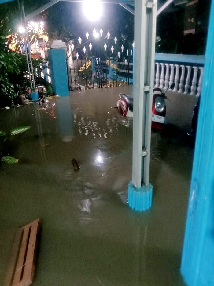 TERDAMPAK BENCANA: Kondisi rumah warga tergenang air di Kecamatan Kamal, Bangkalan, Sabtu (27/12) malam. (BPBD UNTUK JPRM)