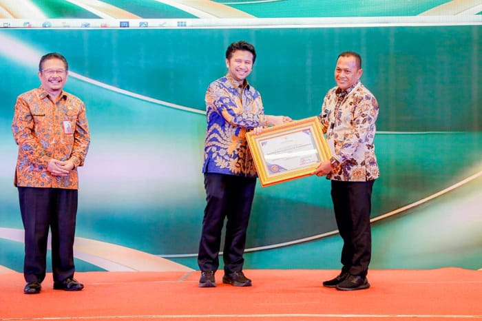 APRESIASI: Wabup Pamekasan H Sukriyanto menerima penghargaan sebagai Top 15 Kategori Inovasi Daerah pada Inotek Award Provinsi Jawa Timur 2025, Kamis (13/11). (PROKOPIM UNTUK JPRM)