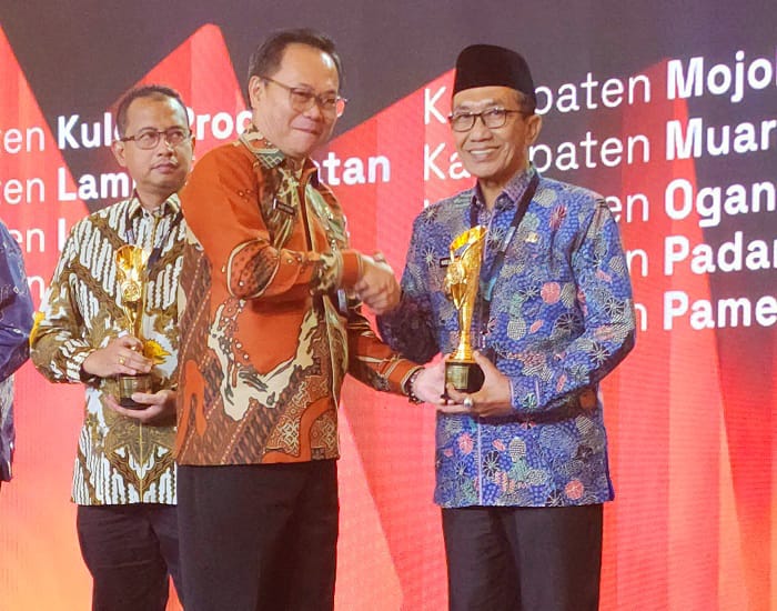 INOVATIF: Bupati Pamekasan KH Kholilurrahman menerima penghargaan Kabupaten Sangat Inovatif IGA 2025 dari Kemendagri, Rabu (10/12). (PROKOPIM UNTUK JPRM)