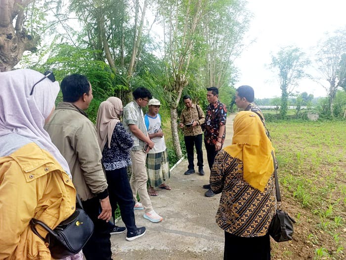 FOKUS: Kabag Perekonomian SDA Setkab Sumenep Dadang Dedy Iskandar bersama Biro Perekonomian Setda Jatim dan jajaran lainnya mengunjungi pekerjaan usaha tani di Manding Daya, Manding, Kamis (13/11).