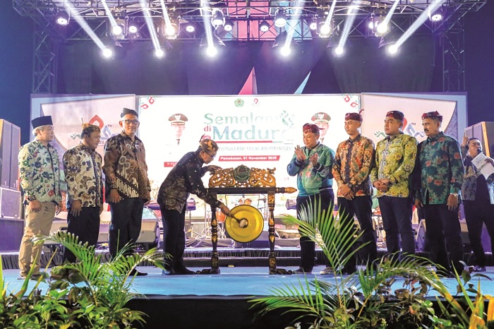 MERIAH: Bupati Pamekasan KH Kholilurrahman memukul gong tanda dimulainya acara Semalam di Madura, Sabtu (1/11). (PROKOPIM PAMEKASAN UNTUK JPRM)