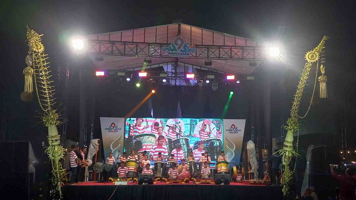 BUDAYA: Sejumlah pemuda menampilkan musik daul dalam rangkaian Hari Jadi Ke-495 Pamekasan, Rabu (29/10). (PROKOPIM PAMEKASAN UNTUK JPRM)