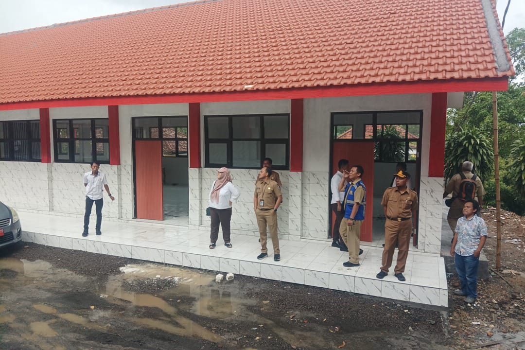 REPRESENTATIF: Kadispendik Bangkalan Muhammad Yakub (bertopi) memantau gedung baru SDN Landak 2 Kecamatan Tanah Merah.