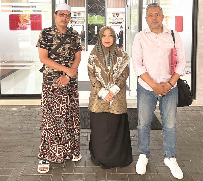 MEMINTA KEADILAN: Ali Maulidi (kanan) beserta psikolog saat melakukan pendampingan kepada korban pelecehan seksual di Mapolda Jatim, Senin (8/12). (ALI MAULIDI UNTUK JPRM)