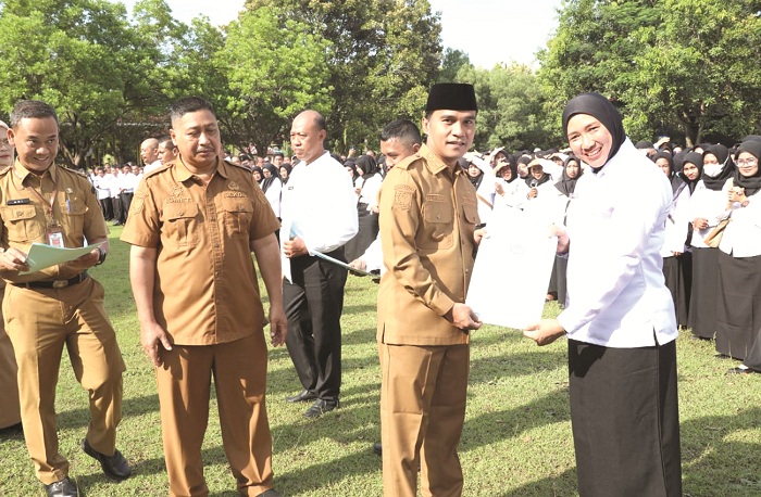 JADI ASN: Bupati Bangkalan Lukman Hakim menyerahkan SK kepada PPPK paro waktu di halaman kantor pemkab Senin (29/12). (PROKOPIM UNTUK JPRM)