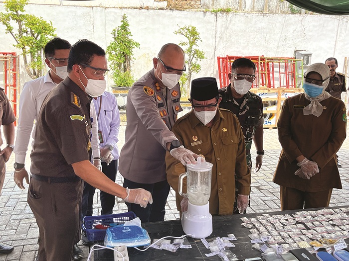 KOMPAK: Forkopimda saat melakukan pemusnahan barang bukti perkara periode Juli sampai Desember 2025 di Kejaksaan Negeri Sumenep Senin (29/12). (MOH. IQBAL/JPRM)