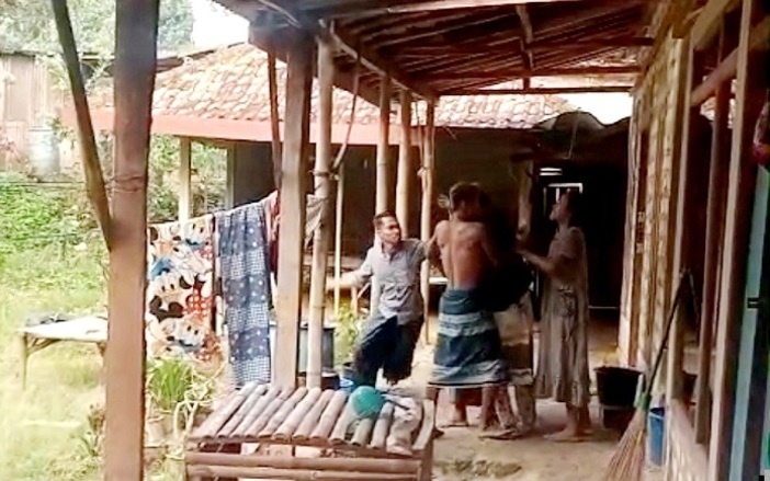 SALAH PAHAM: Sejumlah orang terlibat penganiayaan di Desa Cangkarman, Kecamatan Konang Selasa (23/12). (POLRES BANGKALAN UNTUK JPRM)
