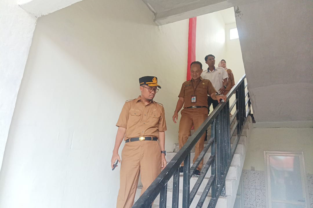 PRASARANA PENDIDIKAN: Kadispendik Bangkalan (Depan) didampingi Kabid Pembinaan SD mengcek RKB SDN Mlajah 2 yang baru dibangun di tahun anggaran 2025.