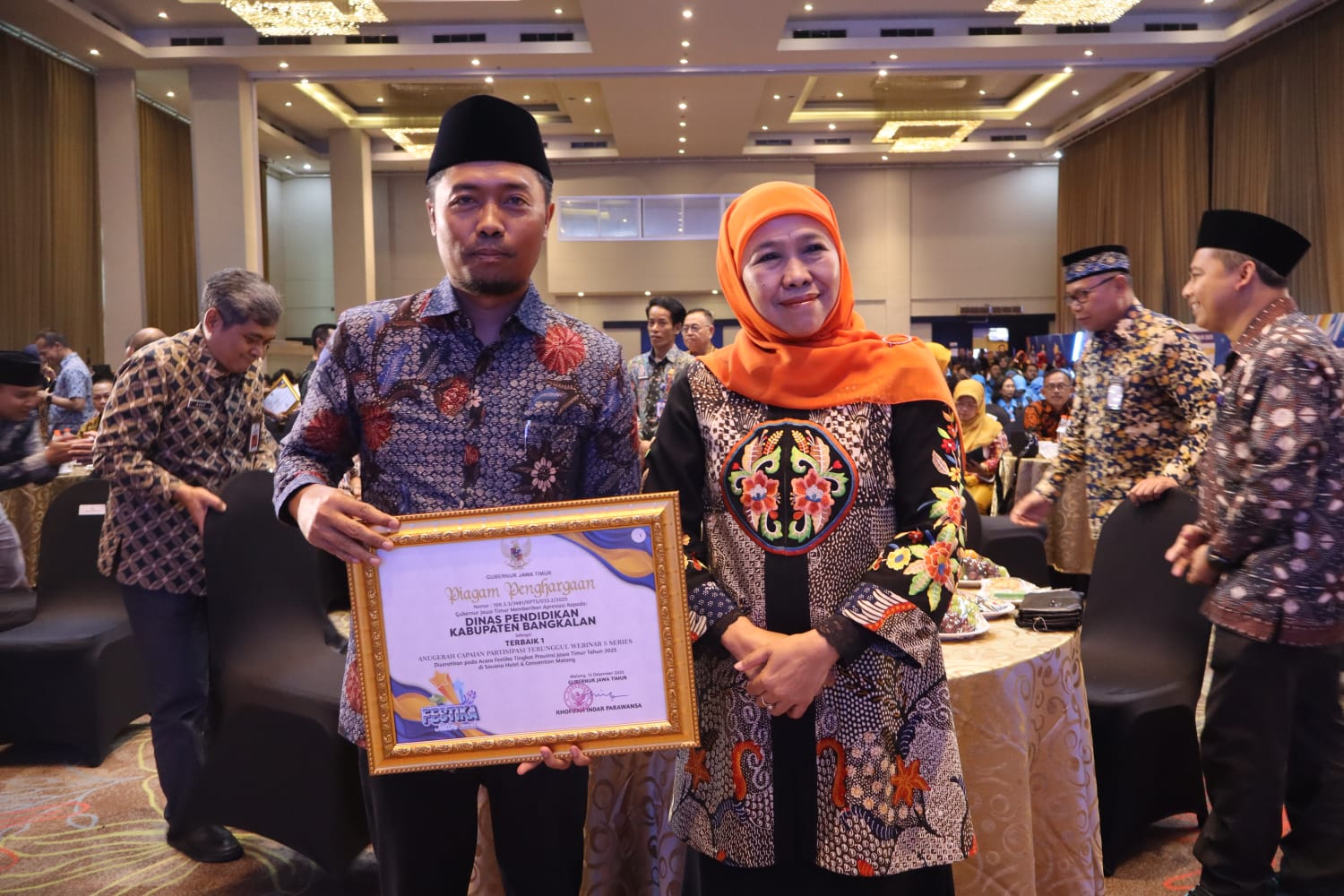 DIAPRESIASI: Kadispendik Bangkalan berfoto bersama Gubernur Jawa Timur usai penerimaan penghargaan terbaik ke-1 dalam acara Anugerah Capaian Partisipasi Terunggul Webinar 5 Series.