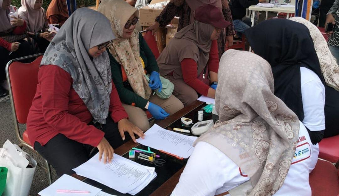 DETEKSI DINI: Dinkes Bangkalan melakukan pemeriksaan kesehatan secara gratis.