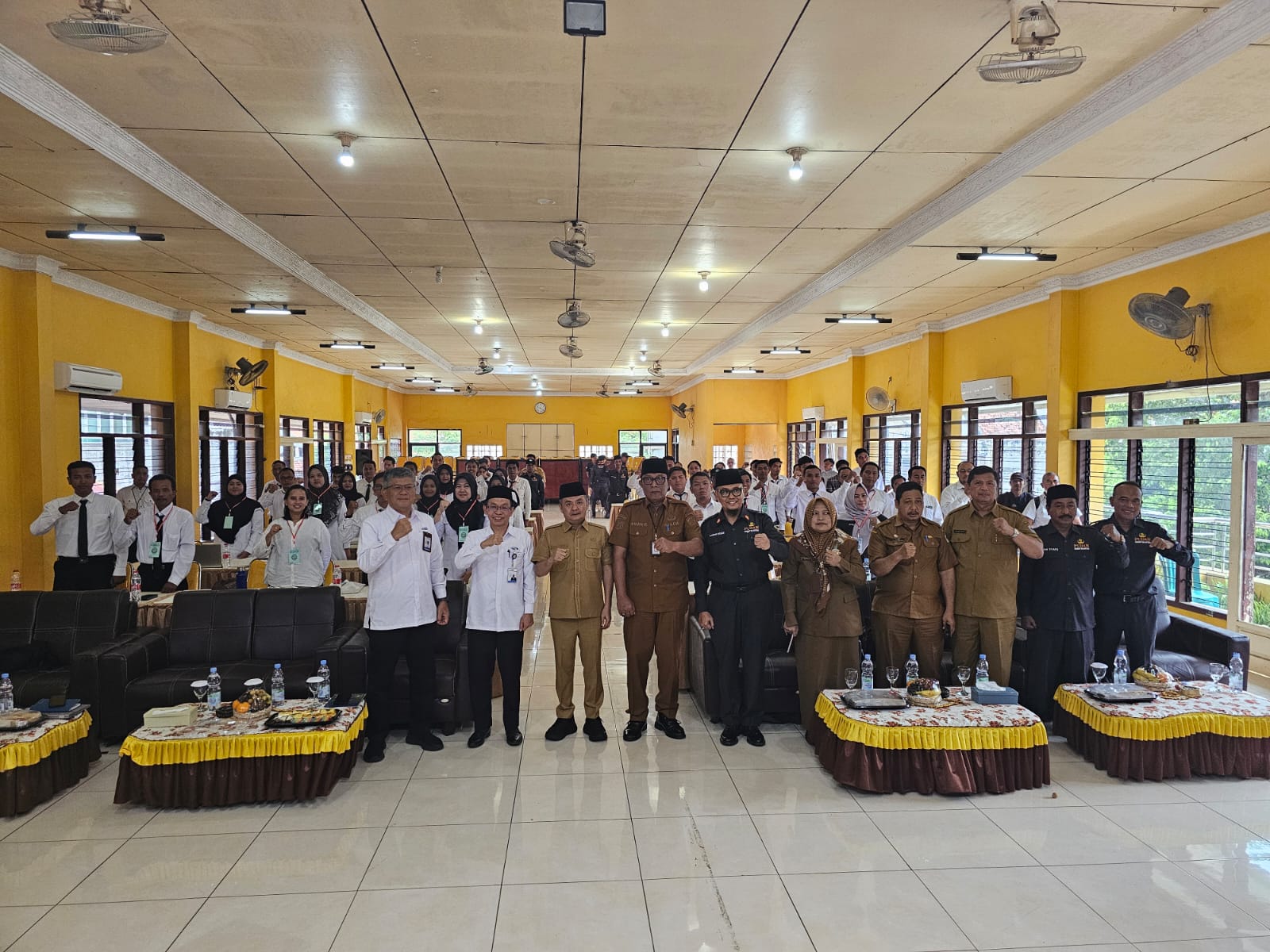 TINGKATKAN KAPASITAS SDM: Wabup Bangkalan berfoto bersama peserta usai pembukaan pelatihan pengenalan, pemahaman, dan penerapan manajemen risiko dengan narasumber dari Kepala BPKP Jatim di Gedung PKPR
