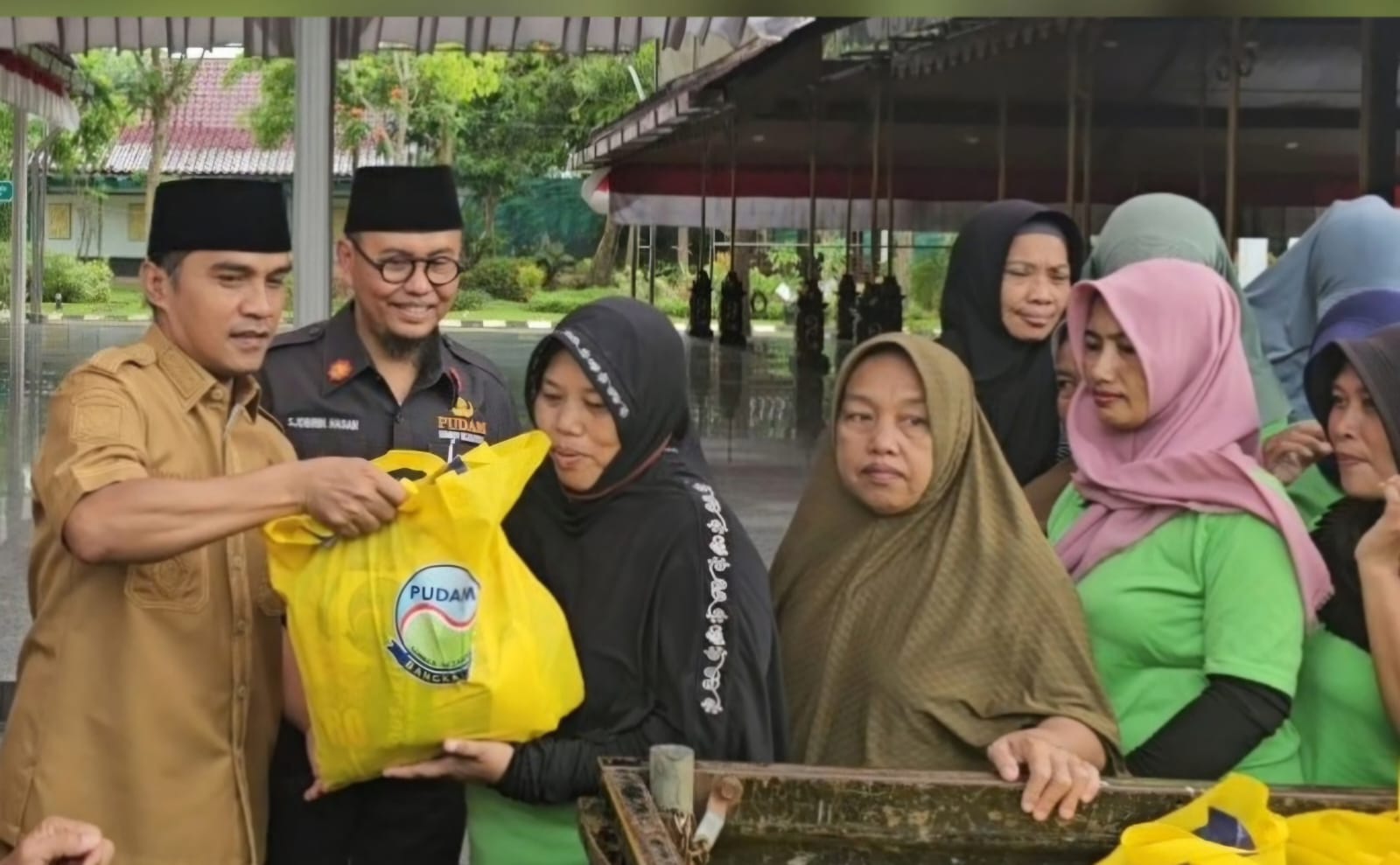 BERMANFAAT: Bupati Bangkalan Lukman Hakim menyerahkan sembako berkah Ramadan yang disalurkan PUDAM Sumber Sejahtera kepada warga di Pendopo Agung, Senin (24/3).