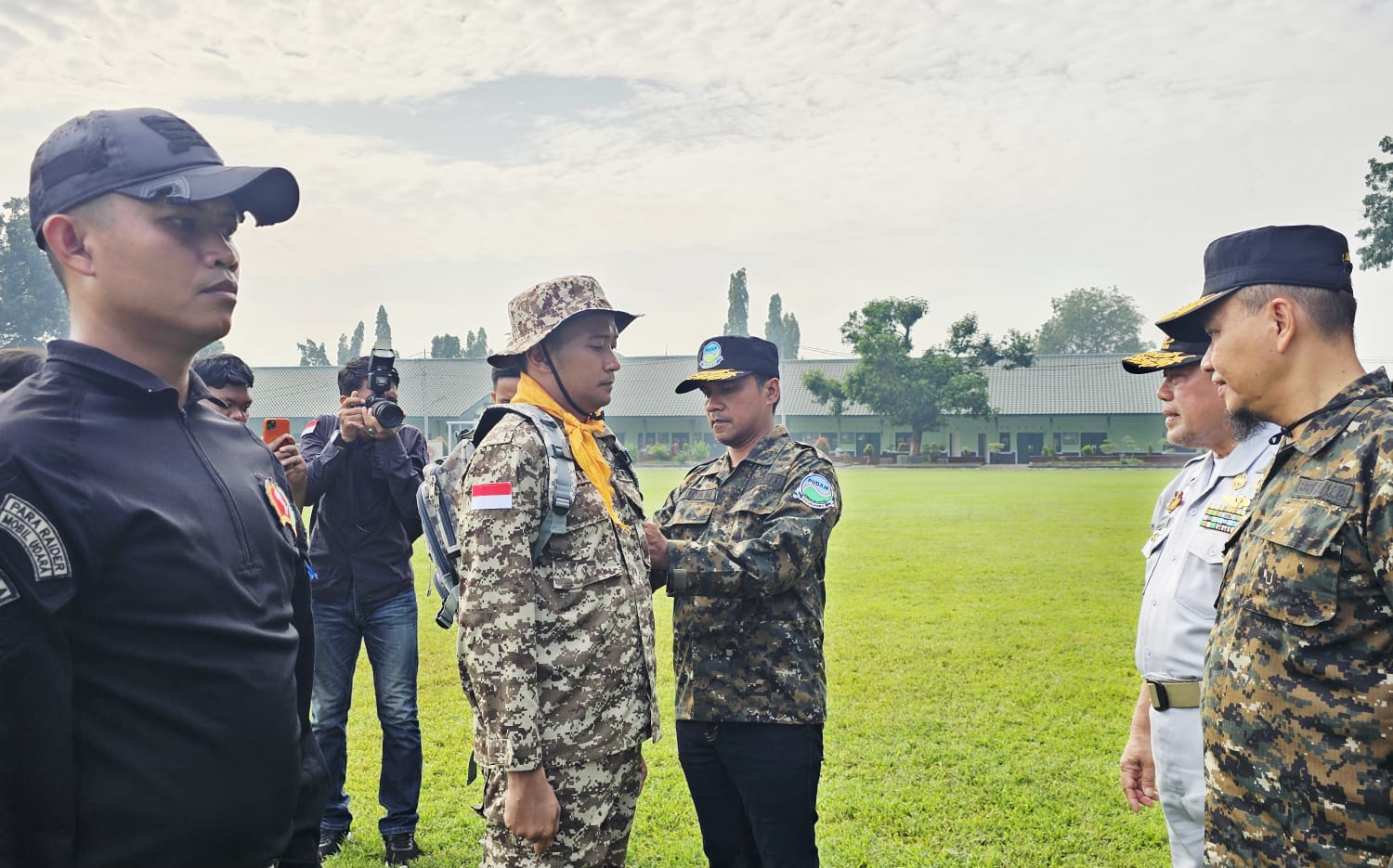 TINGKATKAN KARAKTER PEGAWAI: Bupati Bangkalan  memasang tanda peserta kegiatan Character Building Training yang digelar PUDAM Sumber Sejahtera di Batalyon Infanteri 503 Mojokerto, Kamis (29/5).