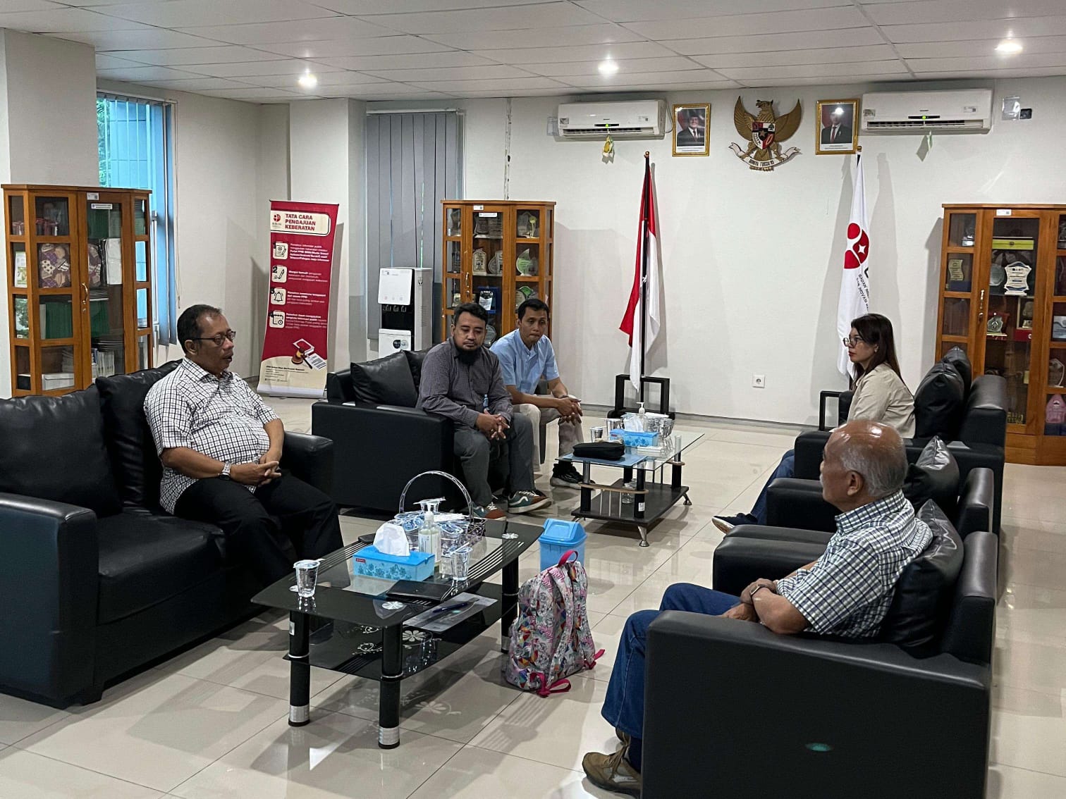 FOKUS: Kepala DKPP Sumenep Chainur Rasyid bersama tim riset saat susun SOP Kacang Komak.