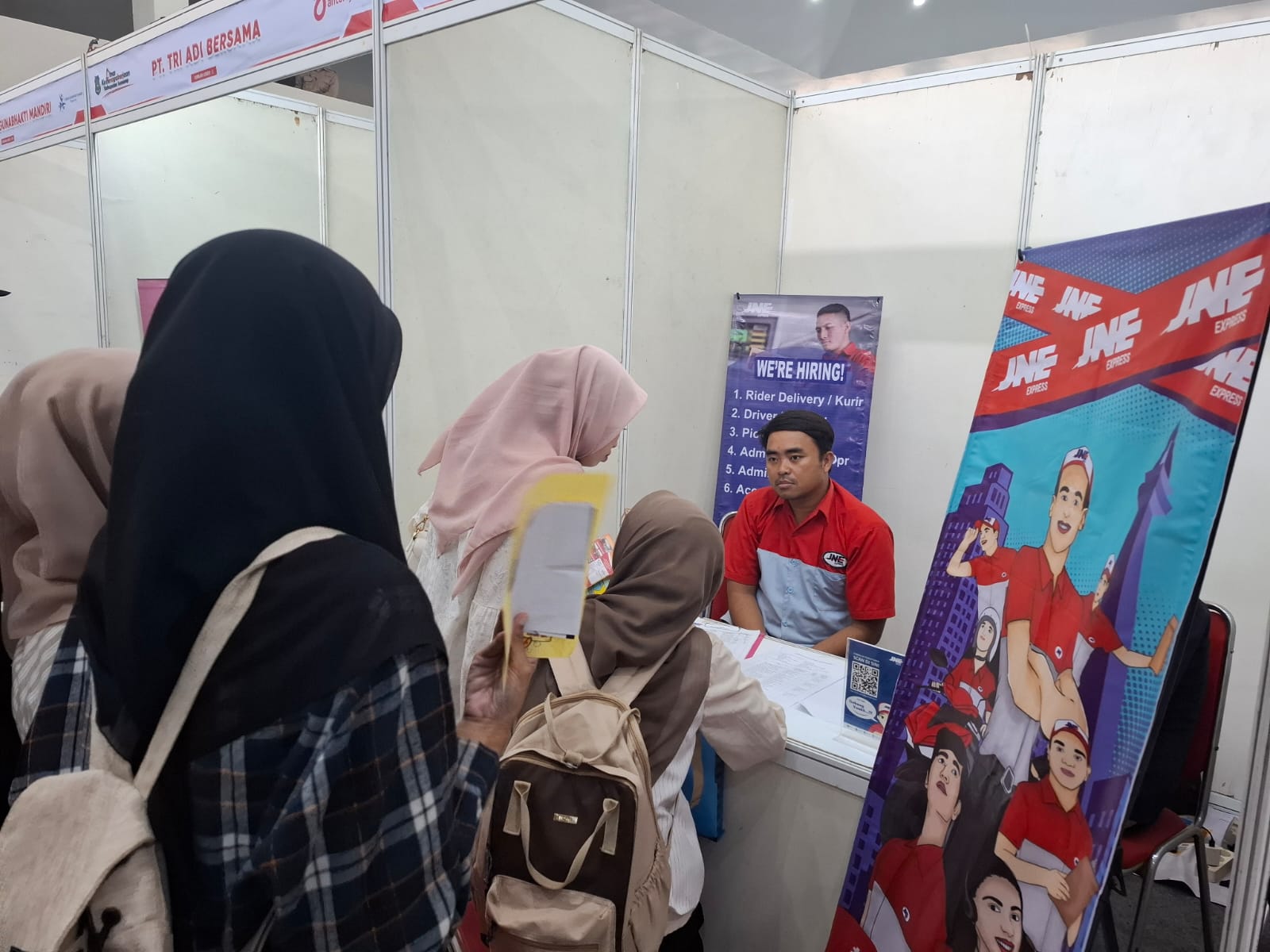 ANTRE: Sejumlah pencari kerja tengah menjalani sesi wawancara dengan perusahaan dalam acara job fair di Gedung Korpri Sumenep, Rabu (17/9).