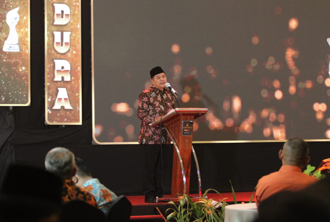 KONSISTEN: Direktur JPRM Abdul Aziz menyampaikan sambutan pada malam anugerah Madura Awards 2025 di Azana Style Hotel Madura, Senin (29/12) malam.