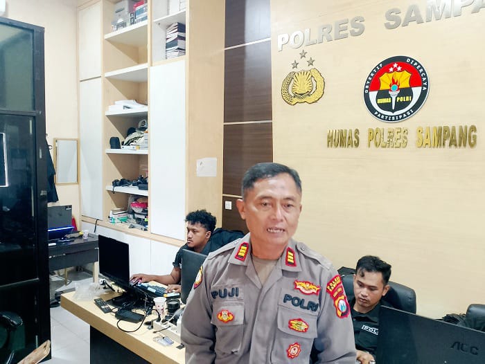 PENEGAK HUKUM: Plh Kasihumas Polres Sampang AKP Eko Puji Waluyo saat ditemui di ruang kerjanya beberapa waktu lalu. (UBAIDILLAHIR RAIE/JPRM)