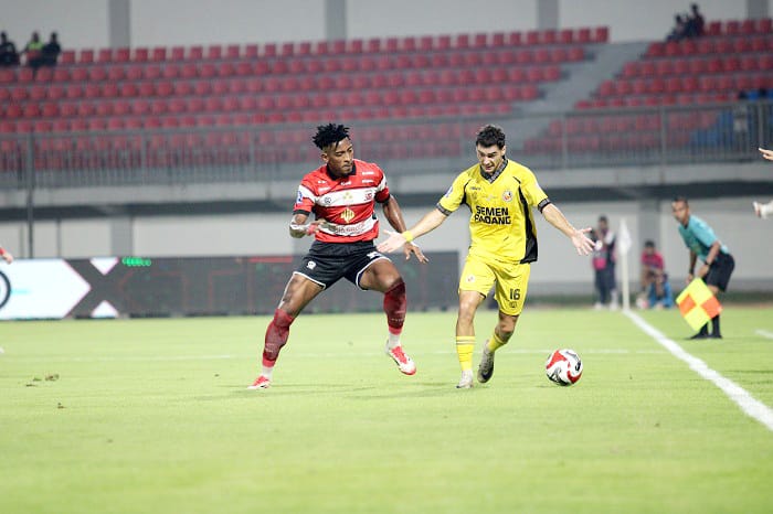 ADU SKILL: Jorge Ambrosio Mendonca saat menghalau pemain Semen Padang di SGMRP Pamekasan, Minggu (28/12) malam. (VIVIN AGUSTIN HARTONO/JPRM)