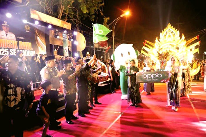 LESTARI: Bupati Pamekasan KH Kholilurrahman melepas festival musik tradisional daul se-Madura di area Monumen Arek Lancor, Sabtu (23/8). (PROKOPIM PAMEKASAN UNTUK JPRM)