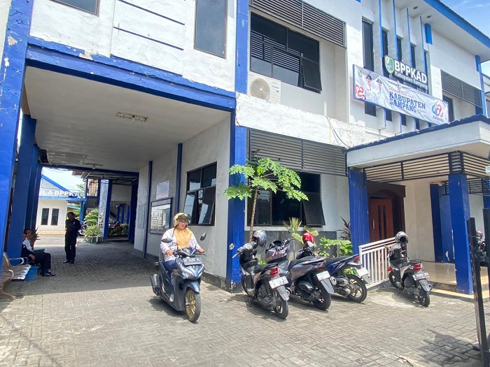 PENDAPATAN: Pegawai keluar dari kantor BPPKAD Sampang Senin (29/12). (AYU LATIFAH/JPRM)