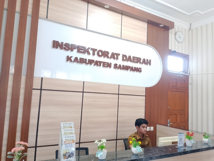 BERTUGAS: Pegawai Inspektorat Sampang bertugas di kantornya Senin (29/12). (UBAIDILLAHIR RAIE/JPRM)