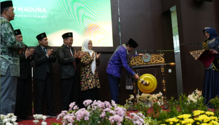 SEREMONI: Menteri Agama Prof Dr Nasaruddin Umar, M.A menabuh gendang sebagai tanda launching UIN Madura, Sabtu (29/11).