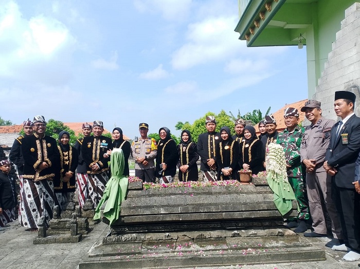 SAKRAL: Bupati Slamet Junaidi bersama Wabup Ahmad Mahfudz berziarah ke Makam Rato Ebuh menggunakan baju adat pada momentum Harjad Ke-402 Sampang, Selasa (13/12). (UBAIDILLAHIR RAIE/JPRM)