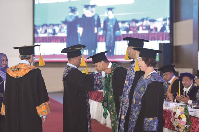 RESMI DIKUKUHKAN: Rektor UTM Prof Safi memimpin proses penganugerahan guru besar kepada Prof Wahyu Andi Nugraha. (UTM UNTUK JPRM)