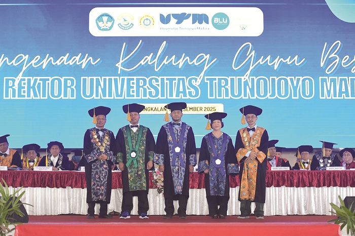 PENGUKUHAN GUBES: Rektor UTM Prof Safi berfoto bersama dengan tiga profesor setelah dikukuhkan Selasa (30/12). (UTM UNTUK JPRM)