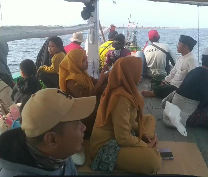 DISERET: Sejumlah nakes berada di atas kapal, dengan kondisi mesin mati, di tengah laut saat menyeberang ke Pulau Mandangin, Sampang, Selasa (30/12). (RINA DEWIYANTI UNTUK JPRM)