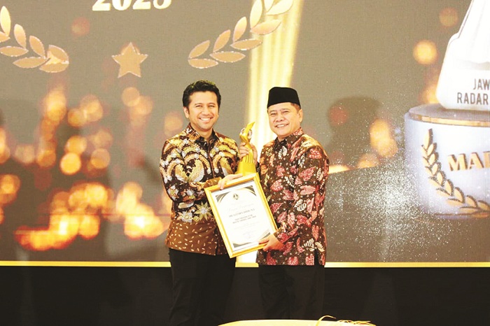 DIAPRESIASI: Wagub Jatim Emil Dardak menerima penghargaan Tokoh Penggerak Industri Hasil Tembakau dari Direktur JPRM Abdul Aziz, Senin (29/12) malam. (VIVIN AGUSTIN HARTONO/JPRM)