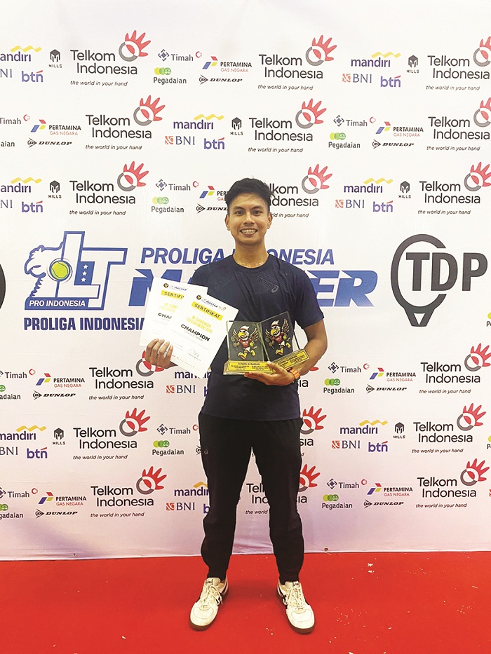 MEMBANGGAKAN: M. Gunawan menunjukkan penghargaan yang diperolehnya dari Kejurnas Proliga Indonesia Master 2025 PP Pelti di Jakarta, Minggu (28/12). (PELTI SAMPANG UNTUK JPRM)