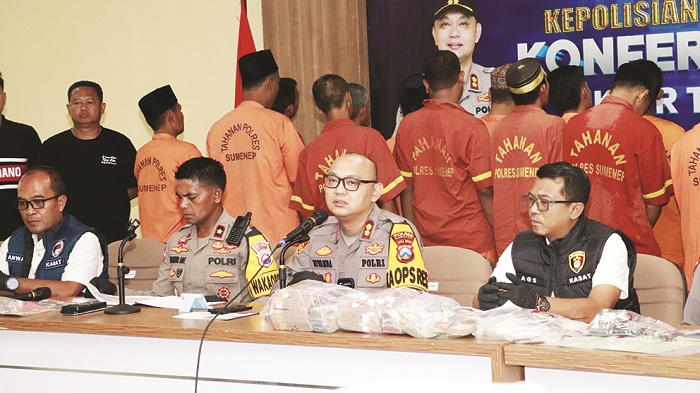 PAPARKAN CAPAIAN: Kapolres Sumenep AKBP Rivanda (tengah) memaparkan kasus kriminalitas yang ditangani sepanjang tahun 2025, Senin (29/12). (MOH. IQBAL/JPRM)