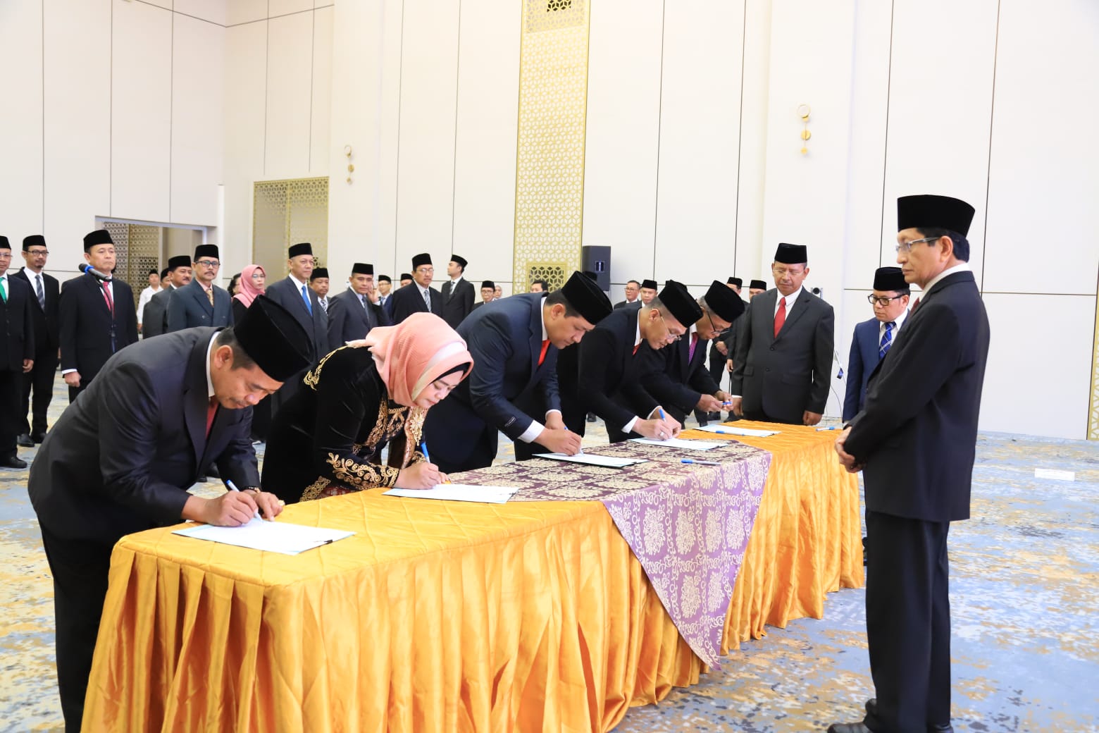PERUBAHAN: Rektor UIN Madura Dr Saiful Hadi, M.Pd (kiri) menandatangani berkas di hadapan Menteri Agama Prof Dr Nasaruddin Umar, M.A, Senin (30/6).