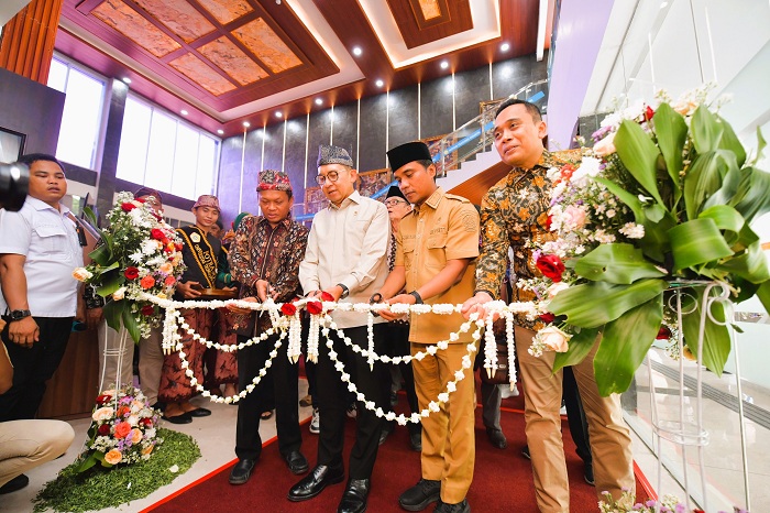 RESMI DI-LAUNCHING: Menteri Kebudayaan Republik Indonesia Fadli Zon meresmikan Museum Budaya Madura di UTM, bersama rektor, bupati Bangkalan, dan ketua Asosiasi Museum Indonesia.