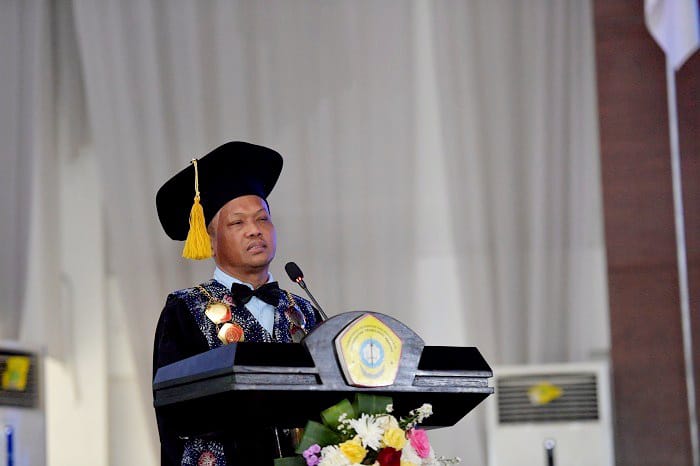 VISIONER: Rektor UTM Prof Safi menyampaikan sambutan dalam acara pengukuhan tiga gubes di Gedung Pertemuan RP Mohammad Noer UTM Selasa (30/12). (UTM UNTUK JPRM)