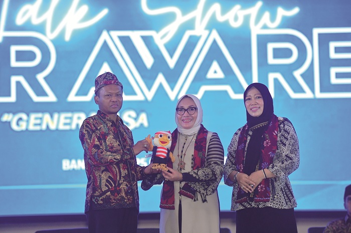 KOMITMEN BERSAMA: Rektor UTM memberikan cenderamata maskot UTM kepada Menteri Pemberdayaan Perempuan dan Perlindungan Anak RI Arifatul Chairi Fauzi dan anggota Komisi VIII DPR RI pada peresmian ZSE.