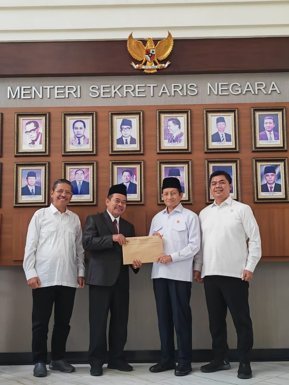 SEJARAH: Rektor UIN Madura Dr Saiful Hadi, M.Pd menerima SK alih status dari Menteri Agama Prof Dr Nasaruddin Umar, M.A, Senin (26/5).