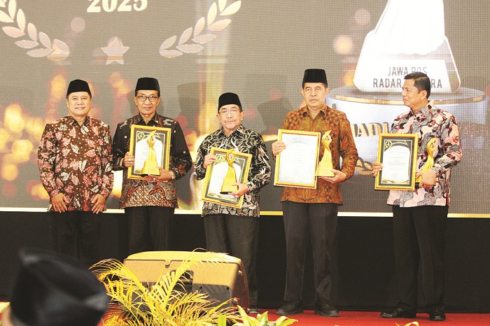 MADURA AWARDS: Direktur JPRM, Bupati Pamekasan, Wabup Sumenep, dan Asisten Pemerintah dan Kesra Setkab Sampang, dan Kadiskominfo Bangkalan foto bersama di Azana Style Hotel Pamekasan, Senin (29/12).