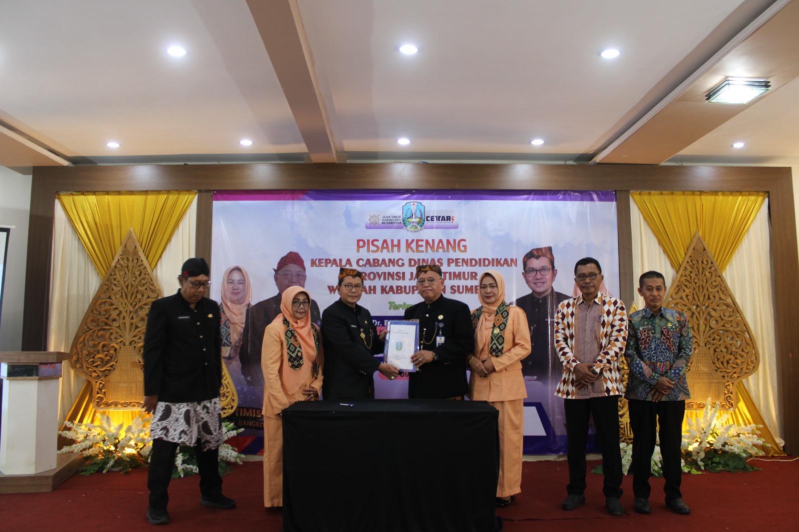 KOMPAK: Tiga dari kiri, Kacabdindik Jatim Wilayah Sumenep Rusliy, S.Pd., M.Pd saat memimpin proses sertijab dengan pejabat lama Dr Budi Sulistyo, S.Pd., M.Pd (empat dari kiri)