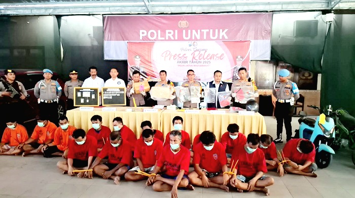MELANGGAR HUKUM: Tangan para pelaku tindak pidana diborgol di Polres Sampang, Senin (29/12). (HUMAS POLRES UNTUK JPRM)
