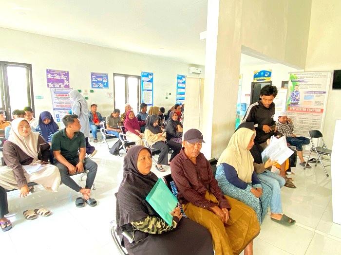 LAYANAN PUBLIK: Pengunjung saat mengantre di pelayanan di kantor Disdukcapil Sampang Selasa (30/12). (AYU LATIFAH/JPRM)