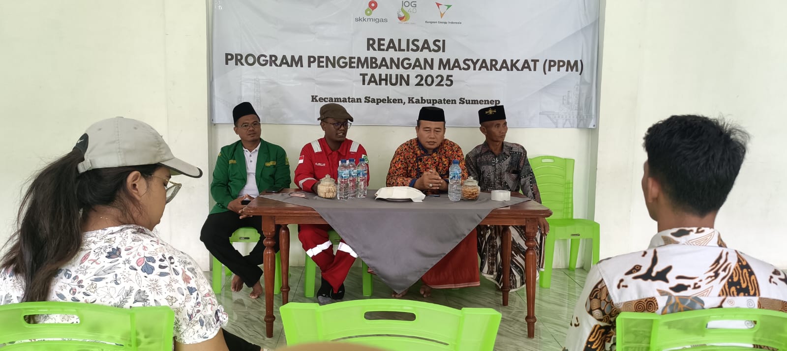 PEDULI: Perwakilan KEI Fajrullah (baju merah) menghadiri penyerahan PPM Kecamatan Sapeken 2025 di aula Pondok Pesantren Nurul Amien, Rabu (10/12).