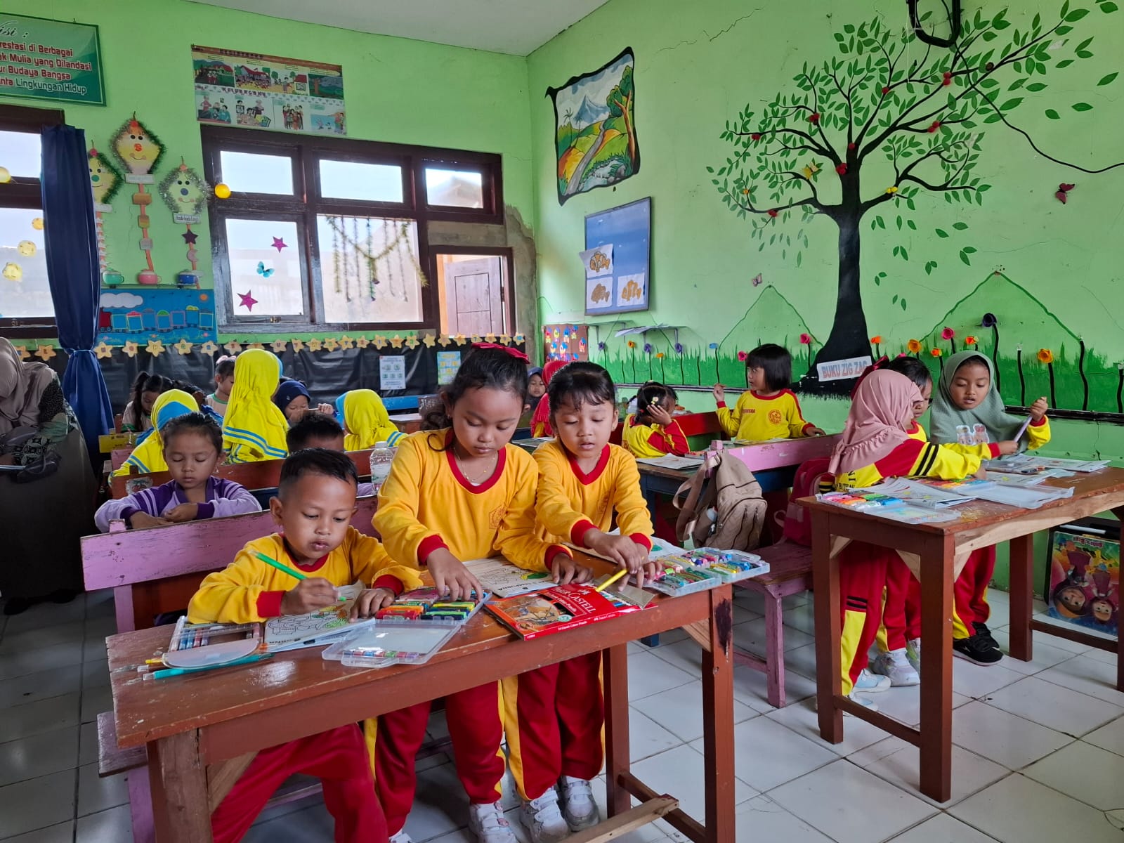 USAHA: Sejumlah siswa tengah fokus mengikuti lomba mewarnai di SDN Batuan 1, Kamis (18/9).