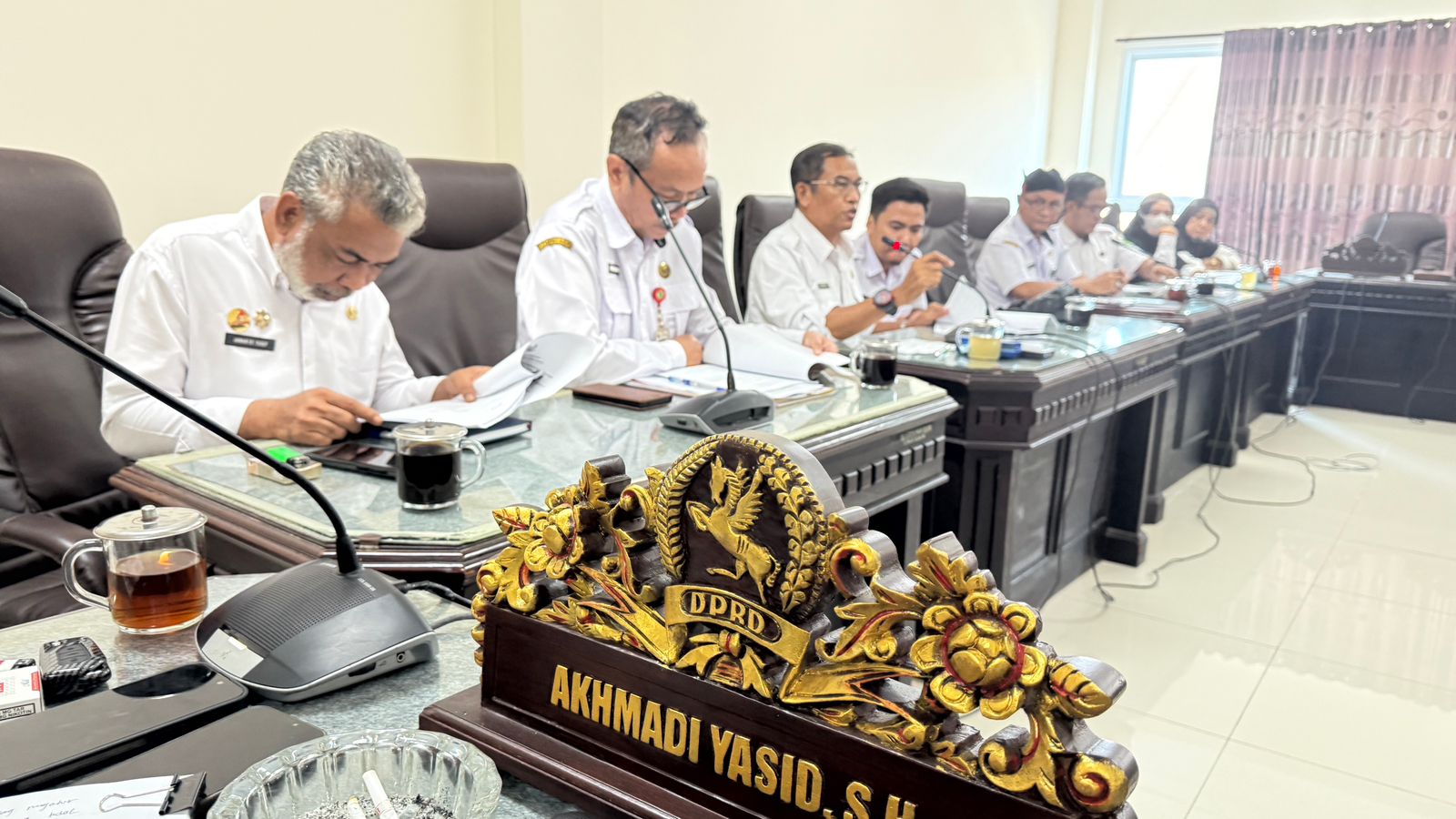 FOKUS: DLH Sumenep saat melakukan rapat dengan pansus tambak udang di ruang Komisi III DPRD Sumenep, Rabu (24/12).