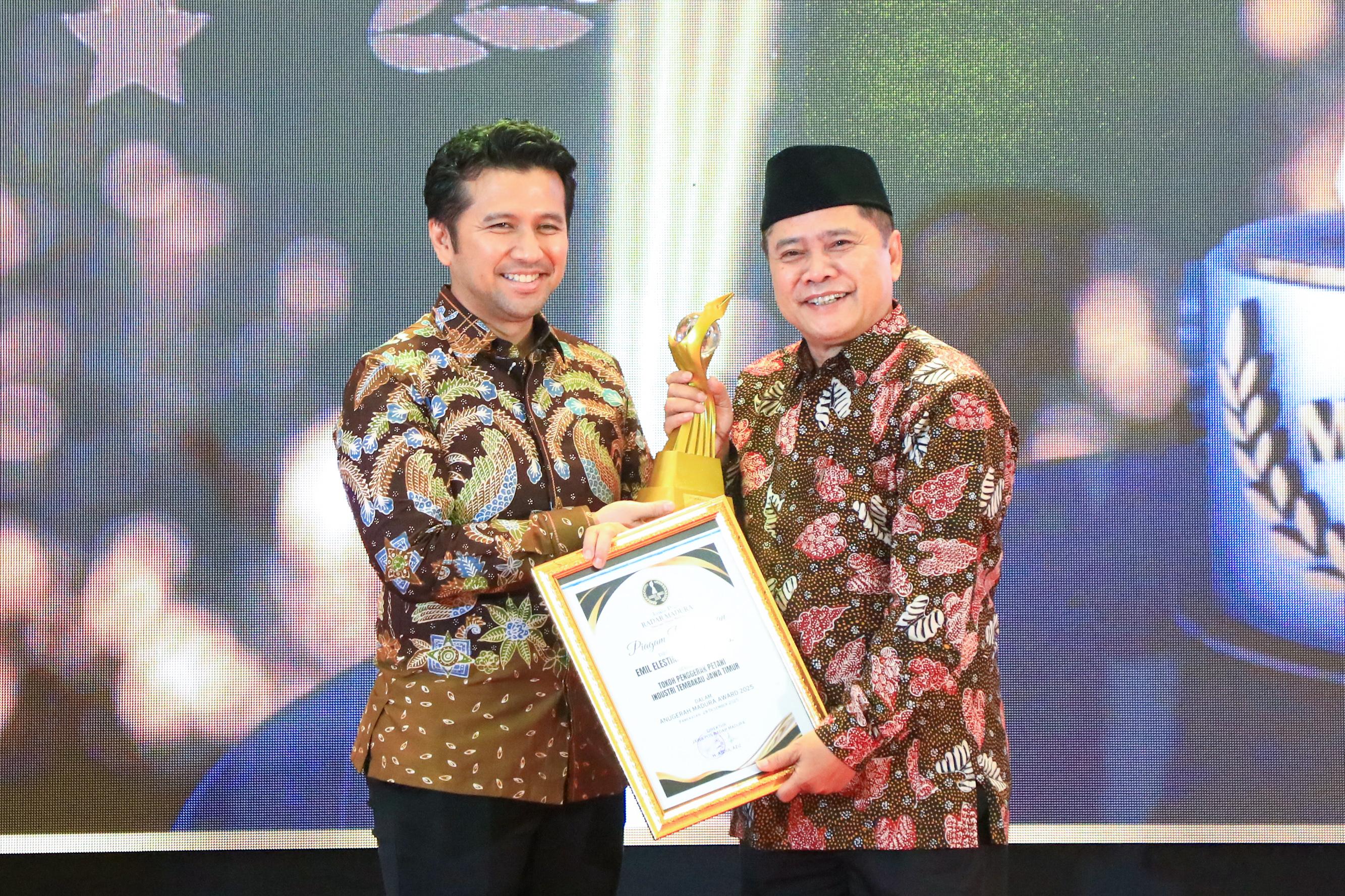 BERPIHAK KEPADA PETANI: Wakil Gubernur Jawa Timur Emil Elestianto Dardak menerima anugerah Madura Awards 2025 di Pamekasan (29/13/2025)