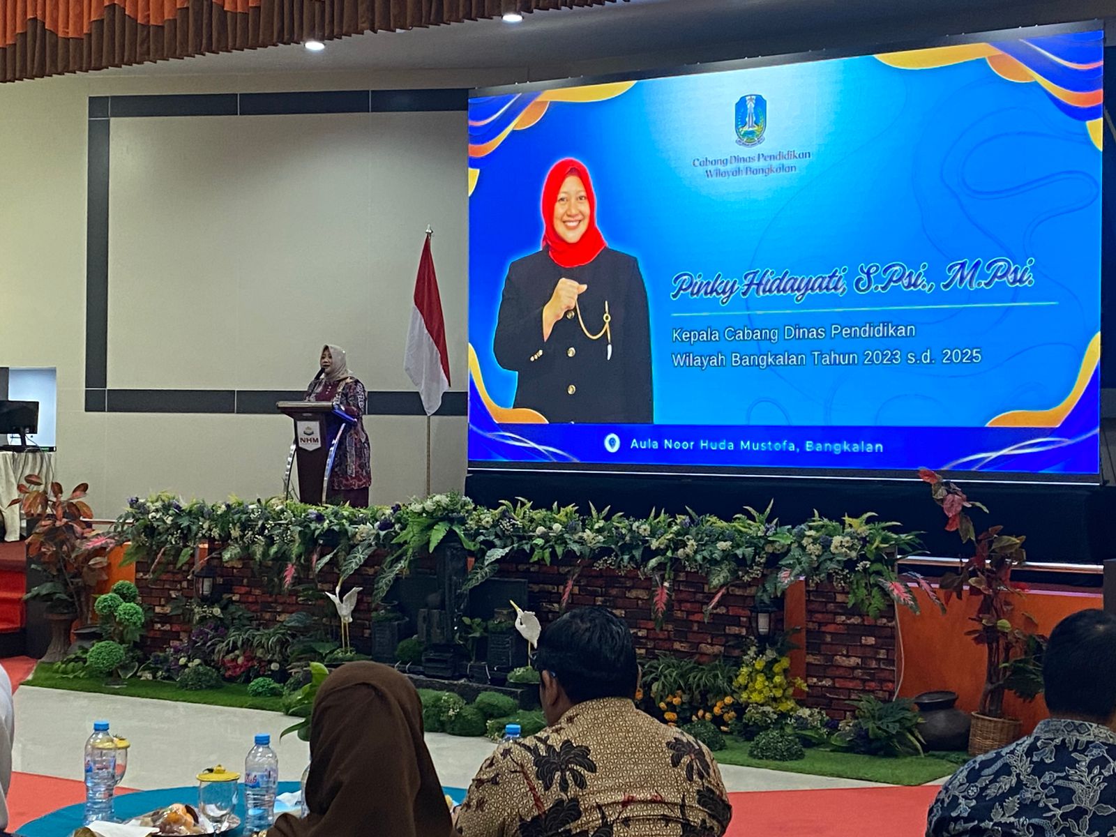 SEMOGA KIAN SUKSES: Kacabdindik Jatim Wilayah Bangkalan periode 2023-2025 Pinky Hidayati memberikan sambutan saat acara pisah sambut di aula UNHM, Rabu (31/12).
